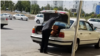 Правоохранительные органы грозят гражданам, купившим более трех буханок хлеба, 10 сутками тюрьмы. (Иллюстрационное фото)