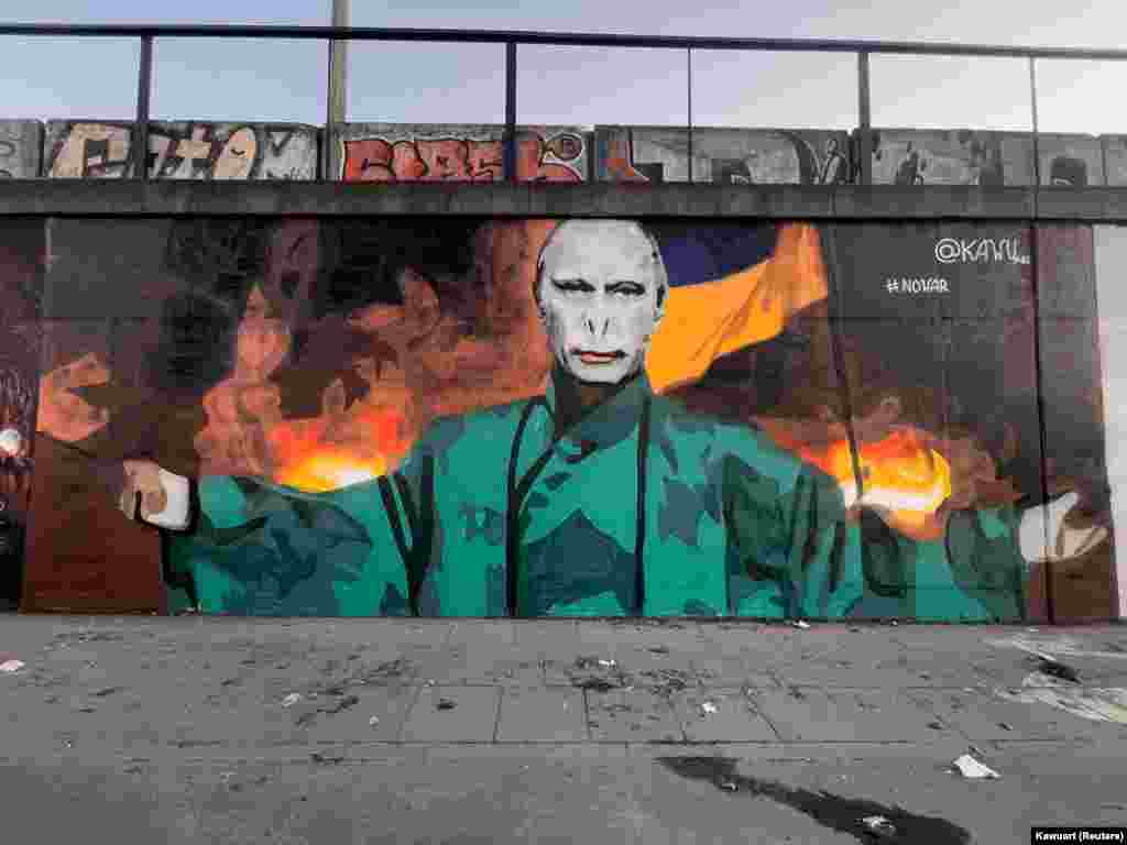 Putin kao zli lord Voldermort iz knjiga o Hariju Poteru britanske književnice J.K. Rouling u Poznanju, Poljska u februaru 2022.