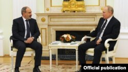 د ارمنستان صدراعظم (چپ) له ولادیمیر پوتین سره