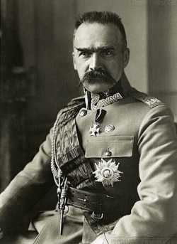 Юзеф Пілсудський (1867-1935) – польський політик і державний діяч, перший глава відродженої польської держави. Ініціатор Польської військової організації, засновник Польської армії, маршал Польщі