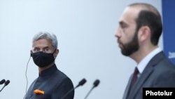 Главы МИД Армении и Индии - Арарат Мирзоян (справа) и Субраманиам Джайшанкар на совместной пресс-конференции в Ереване, 13 октября 2021 г.