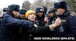 Милиция пыталась задержать журналиста «Азаттыка» Бакыта Торогельди уулу вместе с участниками митинга, 10 января 2023 года.