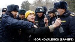 Сотрудники милиции пытаются задержать корреспондента "Азаттыка" на митинге, который он освещал. 10 января 2023 года, Бишкек. 