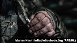Руки солдата. Лінія фронту, Донецька область. Війна Росії проти України