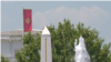 Prema posljednjem popisu iz 2011. u Crnoj Gori živi 45 odsto Crnogoraca, 29 odsto Srba, 9 odsto Bošnjaka, 5 odsto Albanaca, 3  odsto Muslimana, i po jedan odsto Hrvata i Roma. (Foto: Zastava Crne Gore u Podgorici)
