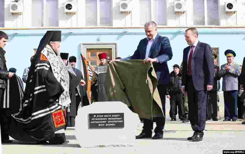 Біля будівлі Ради міністрів відбулася церемонія відкриття закладного каменя на місці зведення майбутнього пам'ятника «Народному ополченню всіх часів».