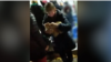 Azatlyga gowşan wideo ýazgylarda çörek satuwy başlaýança, dükanyň töweregindäki agaçlaryň aşagynda irkilip oturan ýaşaýjylary we 10-12 ýaşly çagalary görse bolýar.​ (Arhiw suraty)