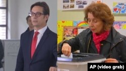 Комбіноване фото: Стево Пендаровський (л) і Ґордана Силяновська-Давкова (п) голосують на виборах президента, Скоп’є, 5 травня 2019 року