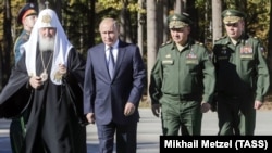 Патриарх РПЦ Кирилл, президент России Владимир Путин, министр обороны РФ Сергей Шойгу и начальник Генштаба ВС РФ Валерий Герасимов (слева направо) во время закладки камня в фундамент главного храма Вооруженных сил России. Московская область, 19 сентября 2018 года 