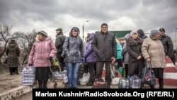 Черга на КПП в Станиці Луганській, березень 2016 року