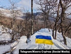 Украинский флаг на горе Басман. Одна из акций движения «Желтая лента» в марте 2025 года