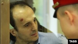 Yusup Temirkhanov (left), who is accused of killing Colonel Yury Budanov, during a Moscow court appearance in August