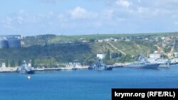 Три російські кораблі пришвартовані біля Куриної пристані, крайній праворуч – захоплений корабель управління «Славутич», Севастополь