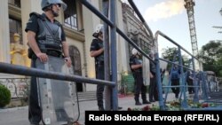Cveće ispred policije koja čuva zgradu Ministarstva spoljnih poslova Severne Makedonije, Skoplje, 6. jul 2022.