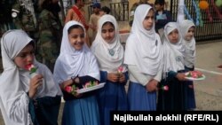 د پوهنتون د بیا پرانیستو د هرکلي غونډه کې ولاړ ې نجونې