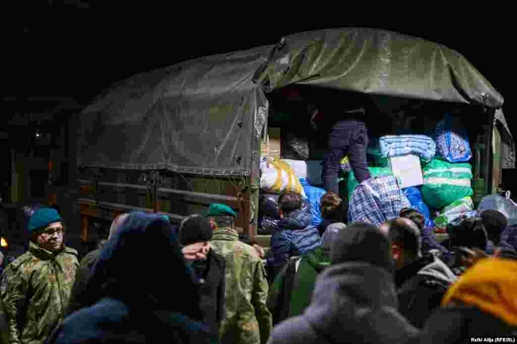 Utovar u kamion pomoćnim sredstvima. Apeluje se na građane da ne prikupljaju humanitarnu pomoć dok ovaj kontingent ne stigne u područja pogođena zemljotresom. &nbsp;