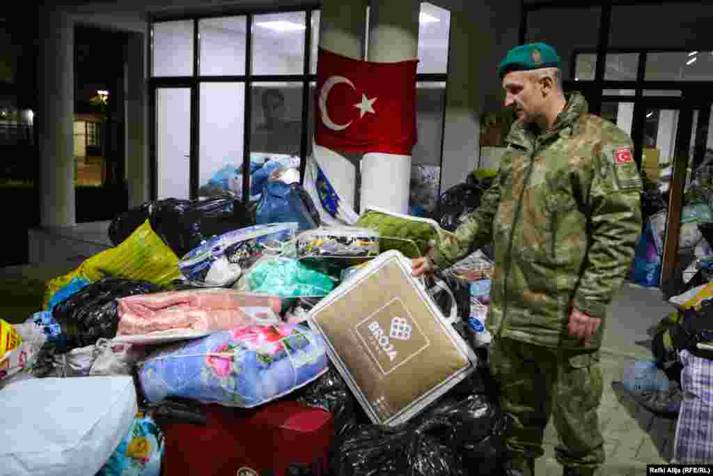 Turski vojnik gleda prikupljenu pomoć. Predsednik Turske Redžep Tajip Erdoan nazvao je zemljotres &quot;katastrofom veka&quot;. &nbsp;