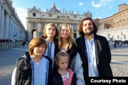 Родина письменника на площі Святого Петра у Ватикані