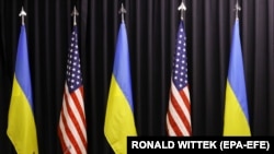 Прапори України і США у день чергової зустрічі у форматі «Рамштайн». Німеччина