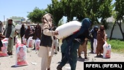 سازمان ملل متحد گفته است که در ماه های اخیر به ملیون ها افغان در مناطق کمک کرده است٬ اما مردم میگویند که مقدار این کمک ها اندک است و در بسیاری مواقع به افراد مستحق نمی رسد