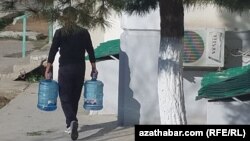 Soňky bir aý çemesi wagtyň dowamynda Türmenabatda azyndan üç gezek iri suw bökdençligi ýüze çykdy. Illýustrasiýa suraty