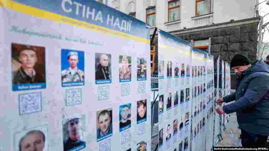 І ввести до складу Тристоронньої контактної групи представників рідних полонених та зниклих безвісти – щоб надати родинам можливість напряму отримувати інформацію про те, як рухаються питання звільнення полонених і пошуку заручників