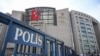 Illýustrasiýa suraty. Türkiýäniň Stambul şäheriniň Adalat köşgüniň öňünde düşürilen surat. Arhiwden alyndy.