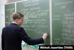 რუსეთის ერთ-ერთ სკოლაში. მოსწავლე რუსული ენის გაკვეთილზე