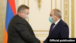 премьер-министр Никол Пашинян (справа) и заместитель председателя правительства Российской Федерации Алексей Оверчук, Ереван, 20 сентября 2021 г.
