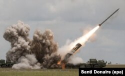 Кожна ракета важить близько 800 кілограмів і має довжину 7,6 метра. Залп із 12 ракет може бути випущений менш ніж за хвилину