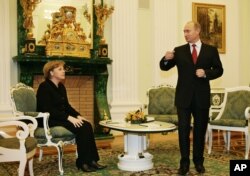Анґела Меркель та Володимир Путін під час її першого візиту як канцлерки Німеччини до Москви, січень 2006 року