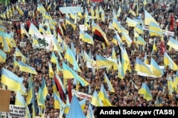 30 вересня 1990 року. Мітинг, на якому закликали до виходу України зі складу СРСР. Окрім синьо-жовтих прапорів, майорять і червоно-чорні