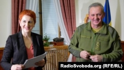 Журналіст Радіо Свобода Ірина Штогрін та начальник Генштабу – головнокомандувач ЗСУ Віктор Муженко після розмови