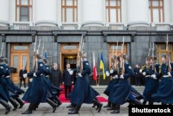 Візит польського президента до Києва. Петро Порошенко і Анджей Дуда на ґанку Адміністрації президента, 15 грудня 2015 року