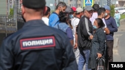 Полицейский и мигранты, архивное фото
