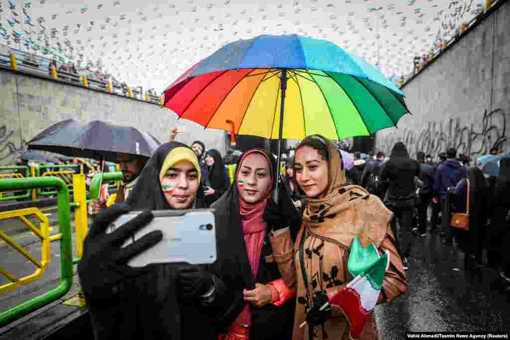 د فبرورۍ پر ۱۱مه ایرانۍ ښځې د هېواد د اسلامي انقلاب ۴۰مې کلیزې په مناسبت انځور اخلي. 