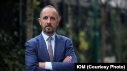 „Ono što ja vidim da se događa je da su nekako svi migranti odgovorni i u medijima i javnom diskursu za zločin koji je počinio jedan od njih“, kaže Van der Auweraert.