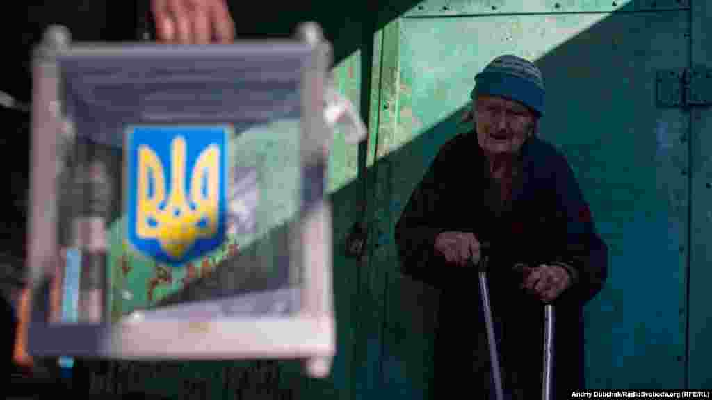 Другий тур президентських виборів &ndash; голосування вдома, прифронтове селище Новотроїцьке, що на Донеччині, 21 квітня 2019 року