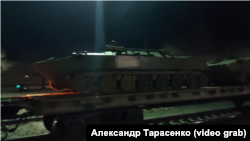 Військова техніка на залізничній платформі, фото ілюстративне