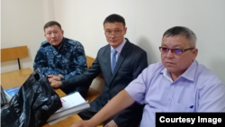 Белсенді Айдар Байсағатов (ортада) сот залында. Өскемен, 6 маусым 2022 жыл.