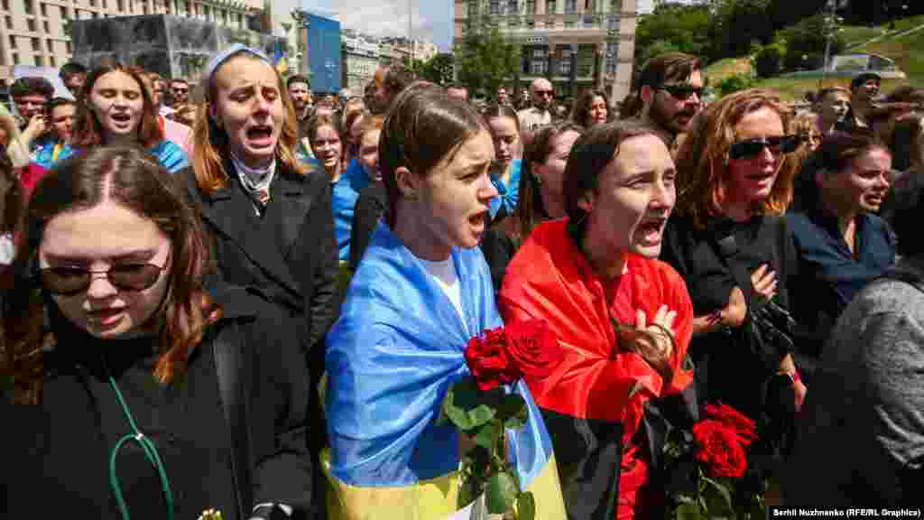 «Герої не вмирають…» лунає над майданом 