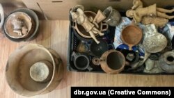 Частина старовинних предментів, які правоохоронці вилучили під час обшуків у екснардепа