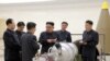 Ким Чен Ын Түндүк Кореянын өзөктүк программасына тиешеси бар жайына барган учур. Сүрөт 2017-жылы, 3-сентябрда таратылган. 