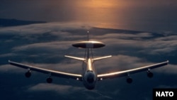 Avion NATO de tip AWACS (Airborne Warning and Control System)