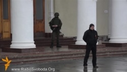 Орусия аскерлери Симферополдогу аба майданына кетчү жолду тосуп салды