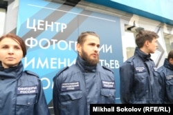 Актывісты Саюзу афіцэраў патрабуюць зачыніць фотавыставу Джока Стэрджэса за «парнаграфію». На выставе яны не былі.