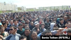 Участники стихийного митинга в Атырау "по земельному вопросу". 24 апреля 2016 года.