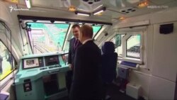 Keriçten Tamange: Putin Keriç köpünden poyezdlerniñ yürmesini başladı (video)