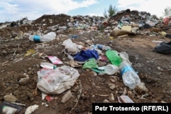 Бытовые отходы на стихийной свалке. Алматинская область, 22 июня 2021 года.