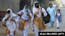 د پېښور یوه ښوونځي مول وهلې زده کوونکې کور ته پر لار.
تصویر له ارشیفه (تاخچې)
